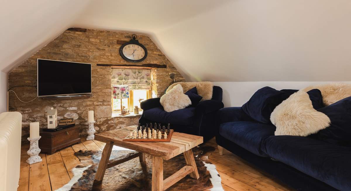 What a cosy living area!