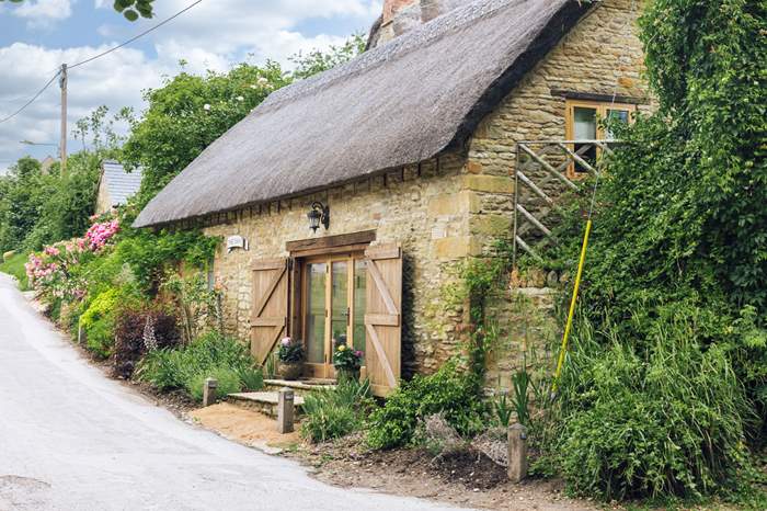The Barn By The Ford is a 1 bedroom thatched, dog friendly holiday cottage in Middle Barton.
