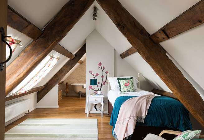 Pretty second floor single bedroom with en suite. Please note the sloping ceiling. 