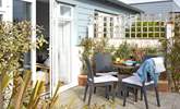 A spot of al fresco dining! - Thumbnail Image