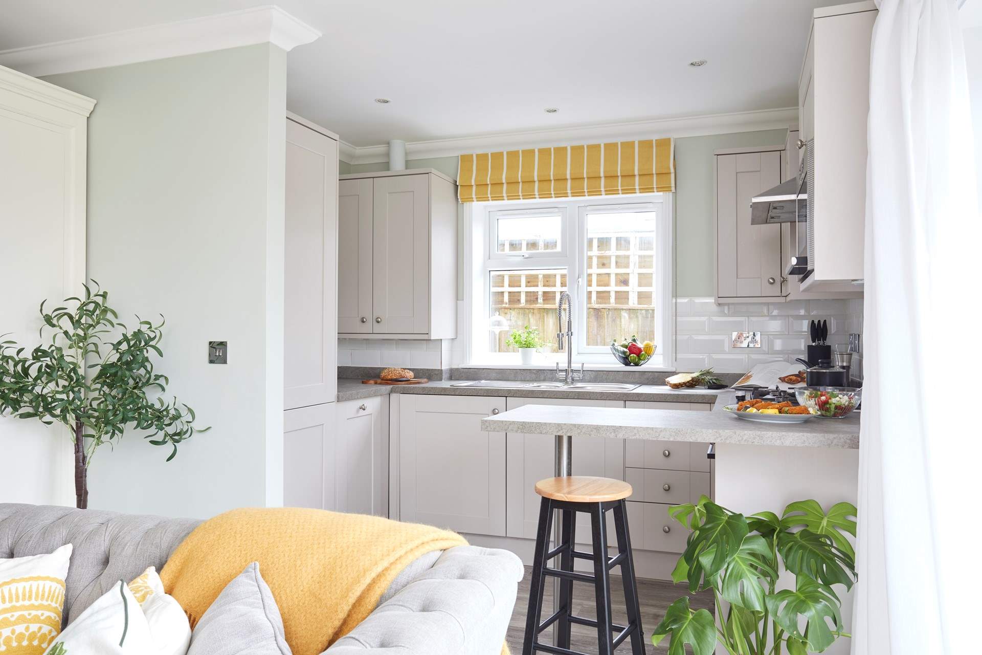 The well-equipped kitchen.