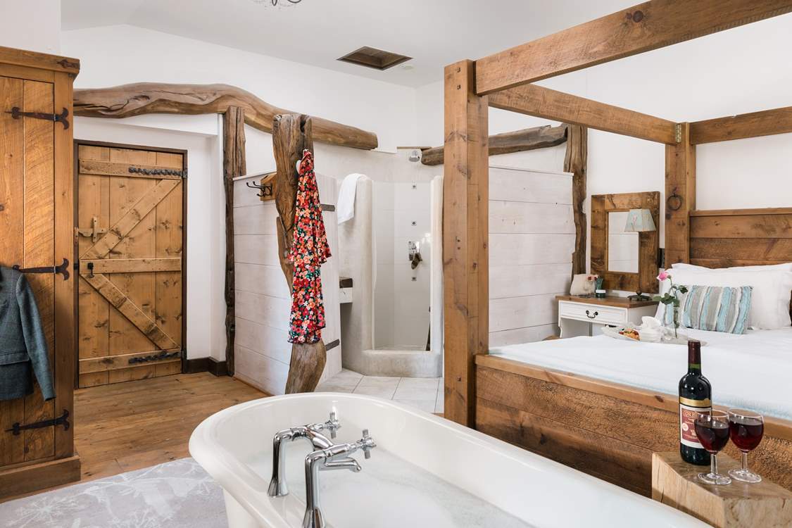 Such a romantic four-poster bedroom.