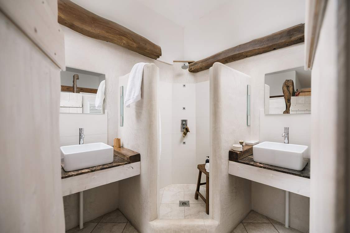 The south western vibe continues in the en suite in bedroom 1.