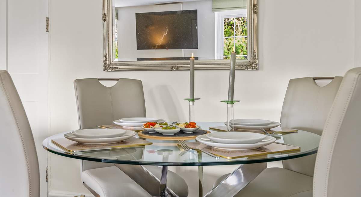 The dining-table can accommodate six guests.