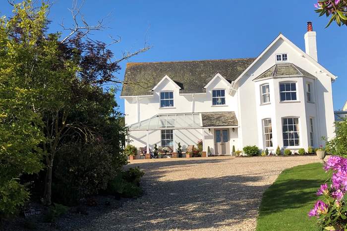 Clyst House Apartment is a 3 bedroom, dog friendly holiday apartment near Exeter, South Devon.