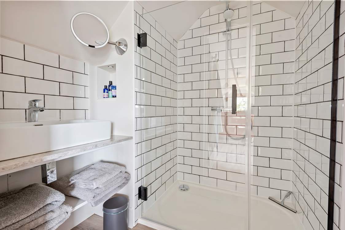 What a glorious shower! Perfect for washing the day's sand and sun cream away.