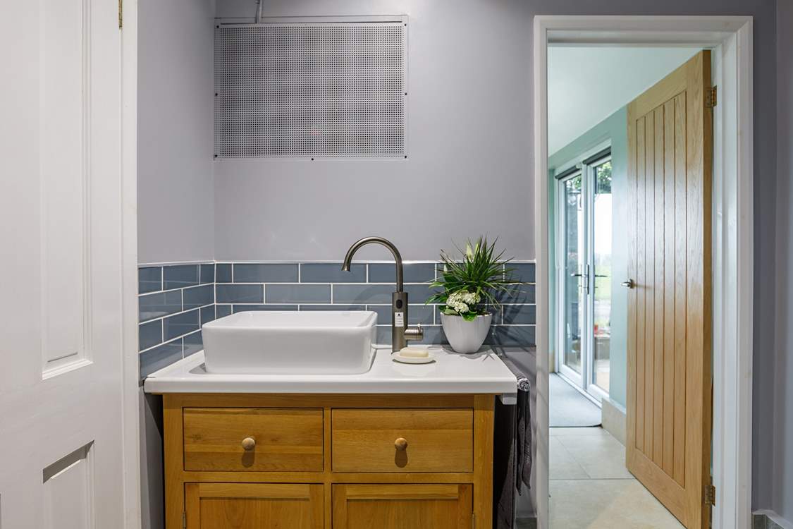 The second shower-room leads to the indoor spa room!