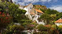 Stroll along the winding cobbled lanes of Runswick Bay. 