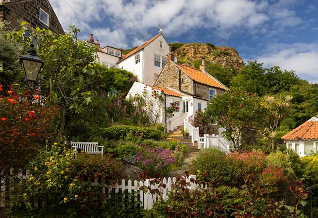 Stroll along the winding cobbled lanes of Runswick Bay. 