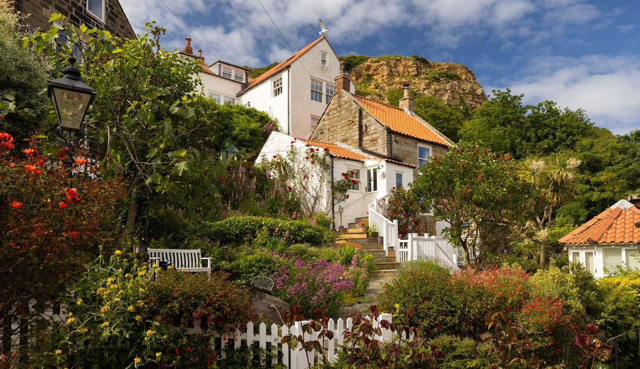 Stroll along the winding cobbled lanes of Runswick Bay. 