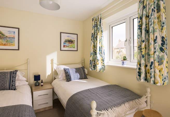 Sunny colours give the twin room a cosy feel.