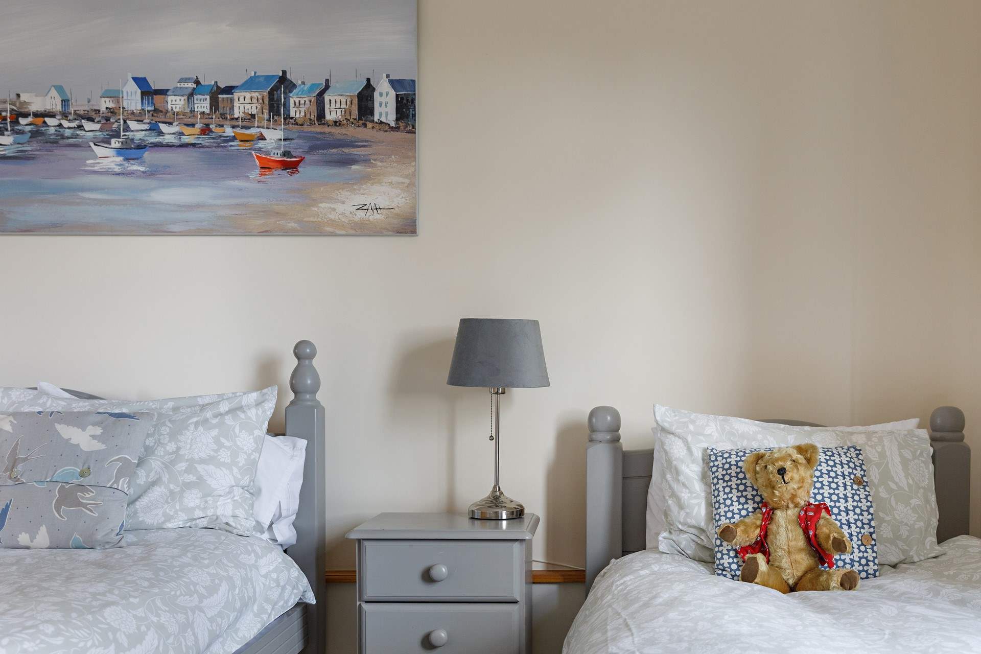 The lovely and light family bedroom, with room for three!