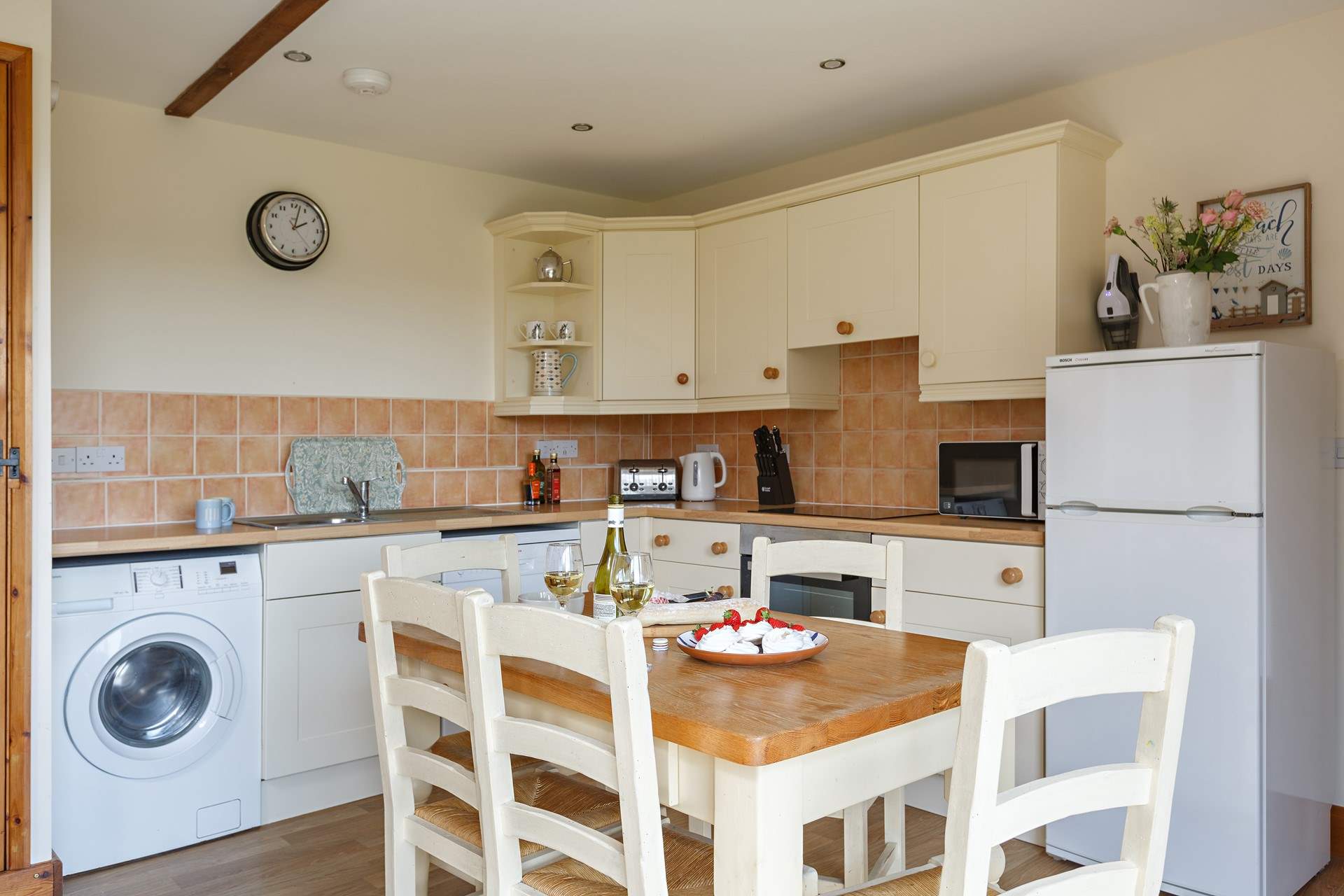 
Dine with family or friends.
