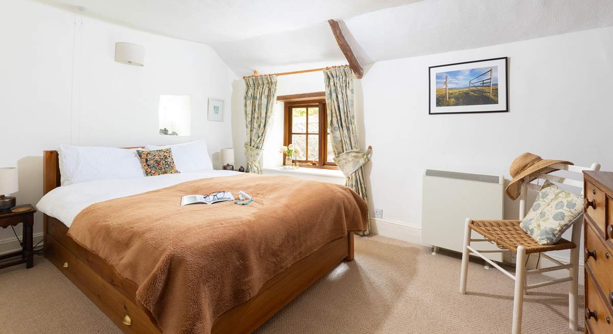 Yet another lovely double room with relaxing views out over the garden.