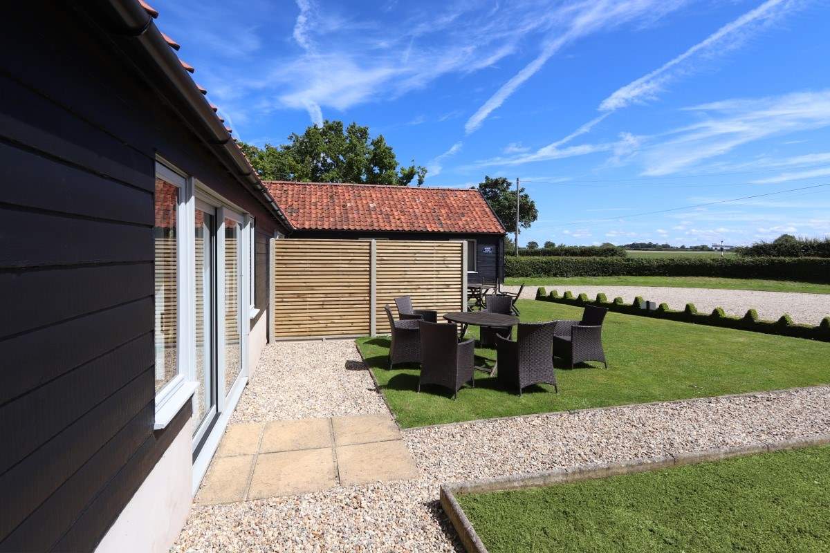 Enjoy al-fresco dining on the lawn outside Sunnyside Lodge.