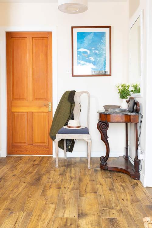 Classic style, simple elegance in the hallway.