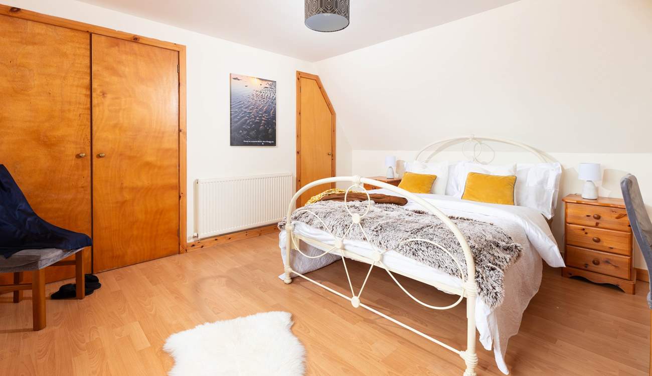 Lovely light and spacious bedroom. 