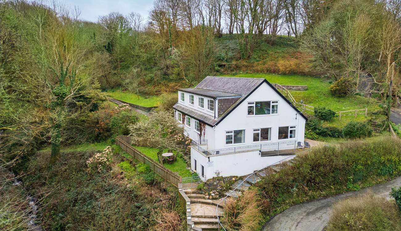 A set of steps take you up to gorgeous Pen yr Onen. A ground floor apartment with pretty gardens, just a stone's throw from the beach. 