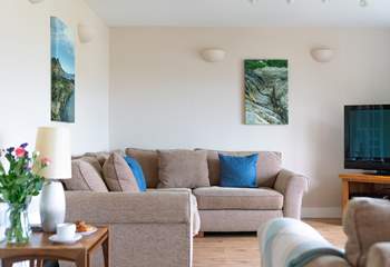 Watch movies together on the comfortable sofa, or gaze out to sea. 