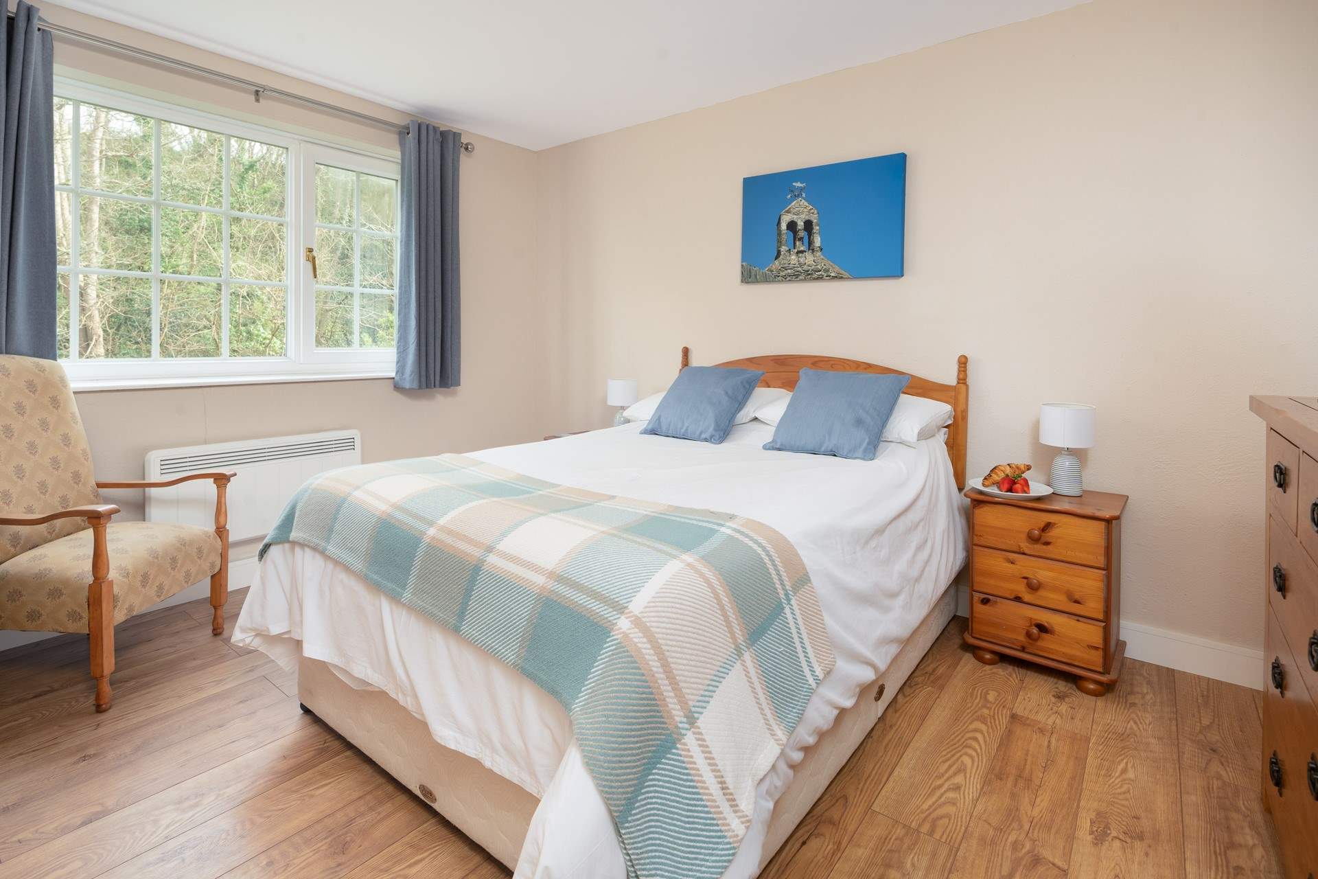 The double room has a woodland view. 