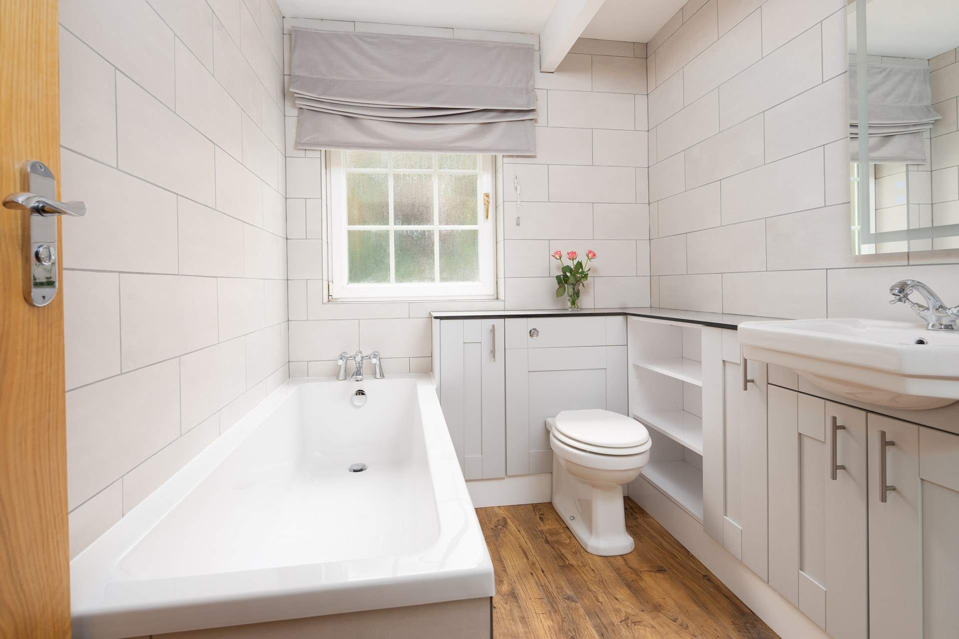 Take a luxurious bath after a day on the beach. 