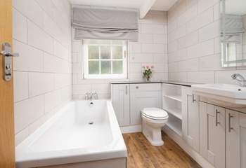 Take a luxurious bath after a day on the beach. 