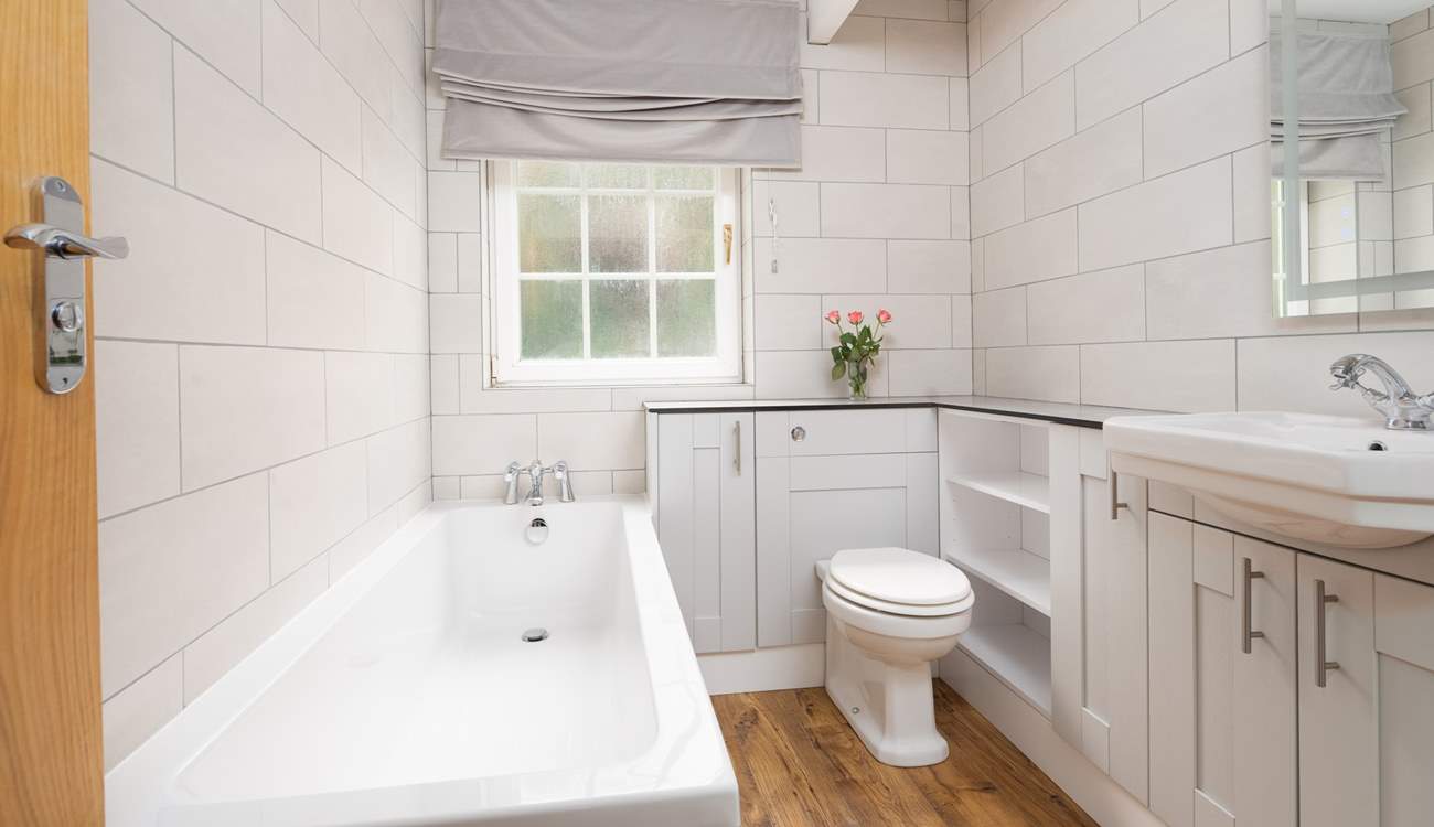 Take a luxurious bath after a day on the beach. 