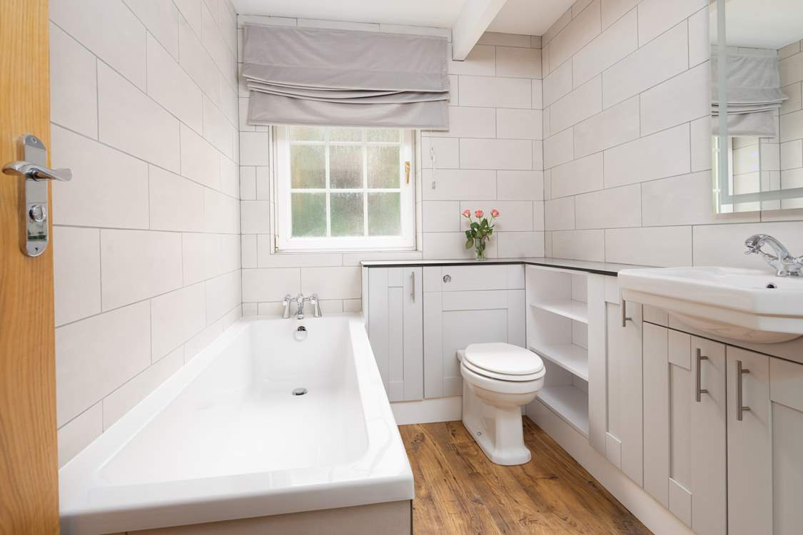 Take a luxurious bath after a day on the beach.