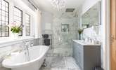 What a beautiful en suite bathroom! - Thumbnail Image