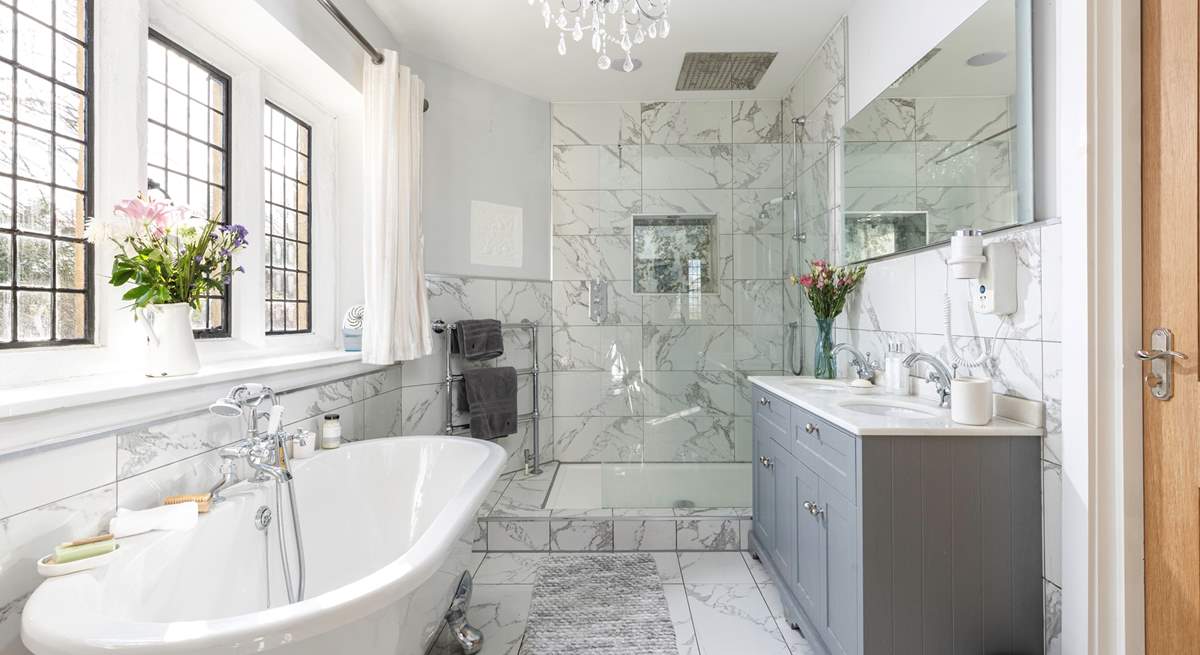 What a beautiful en suite bathroom!