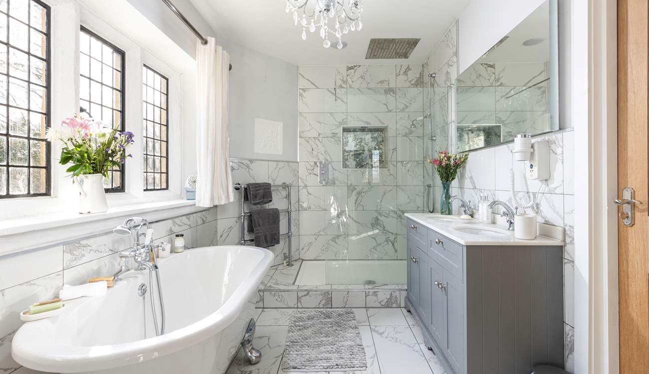 What a beautiful en suite bathroom!