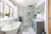 What a beautiful en suite bathroom!
