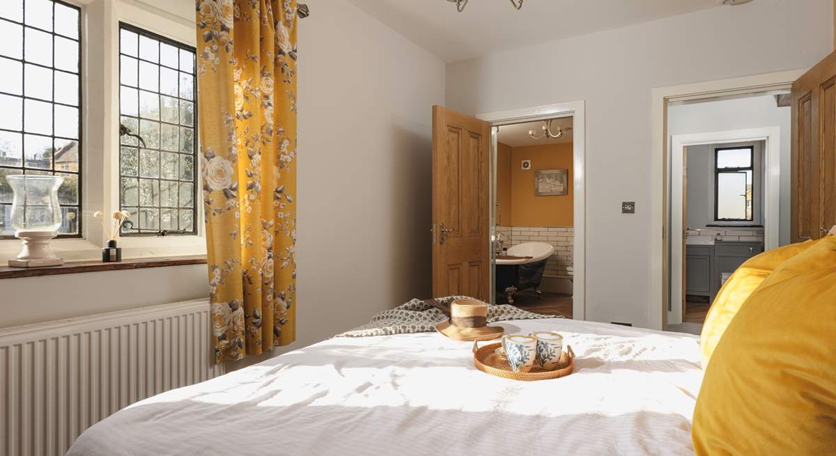 This room also enjoys a beautiful en suite with roll-top bath.