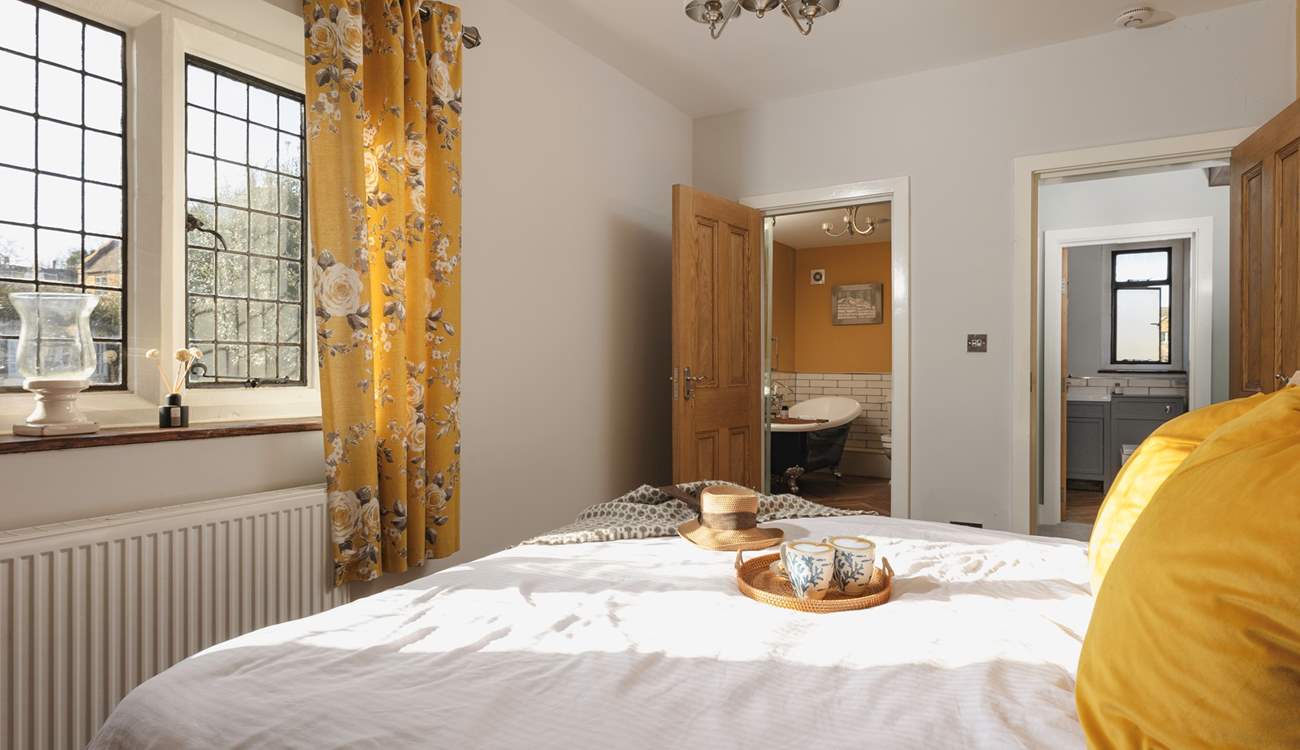 This room also enjoys a beautiful en suite with roll-top bath.