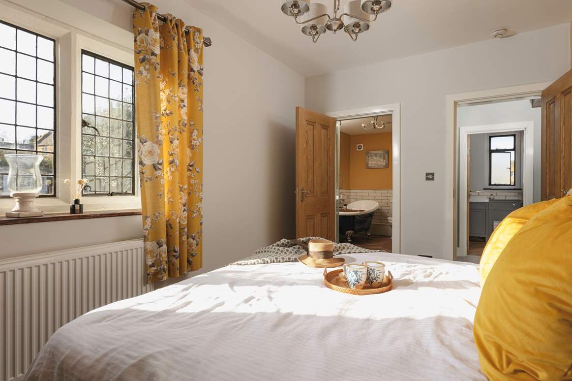 This room also enjoys a beautiful en suite with roll-top bath.