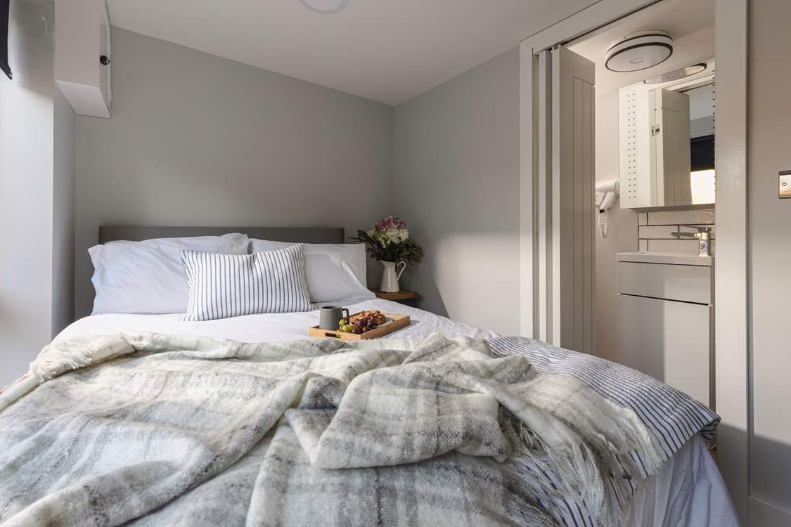 The en suite shower-room.