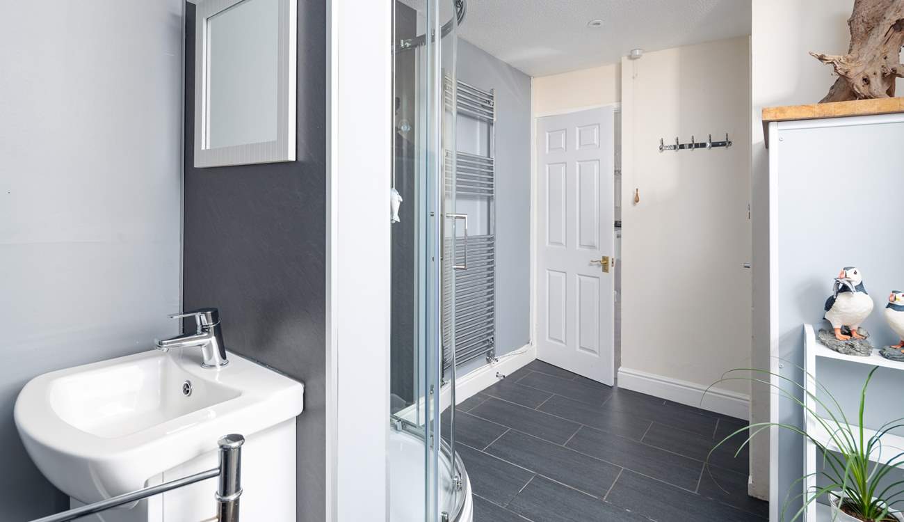 One of two stylish bath/shower-rooms in the cottage. 