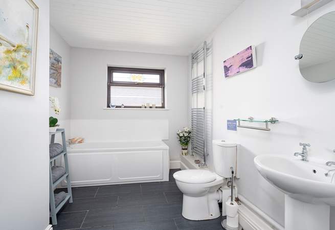 Take a luxurious bath after exploring the coastal path. 