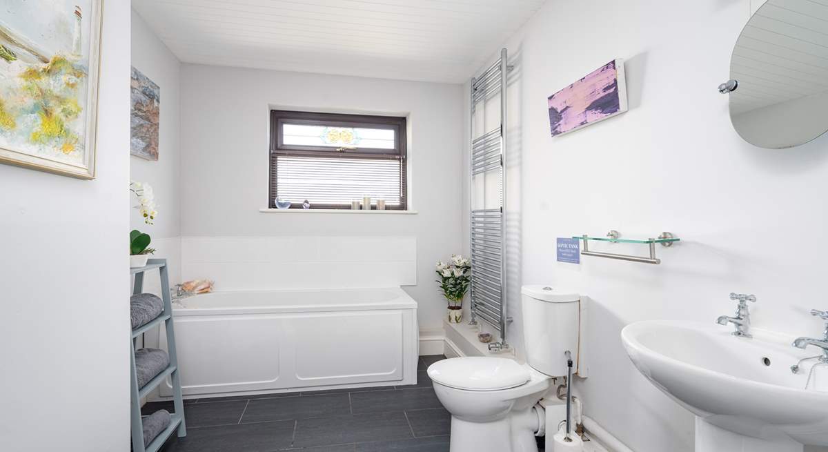 Take a luxurious bath after exploring the coastal path. 