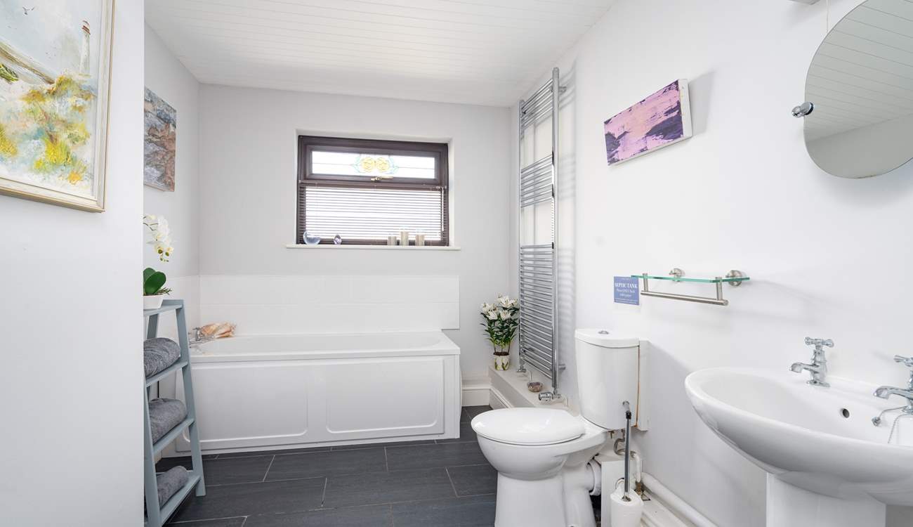 Take a luxurious bath after exploring the coastal path. 