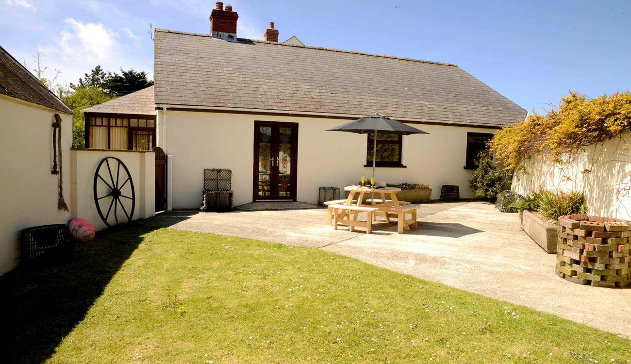 Welcome to St Brides Cottage. A wonderful addition of a wood-fired Scandinavian hot tub has since arrived at St Brides Cottage.