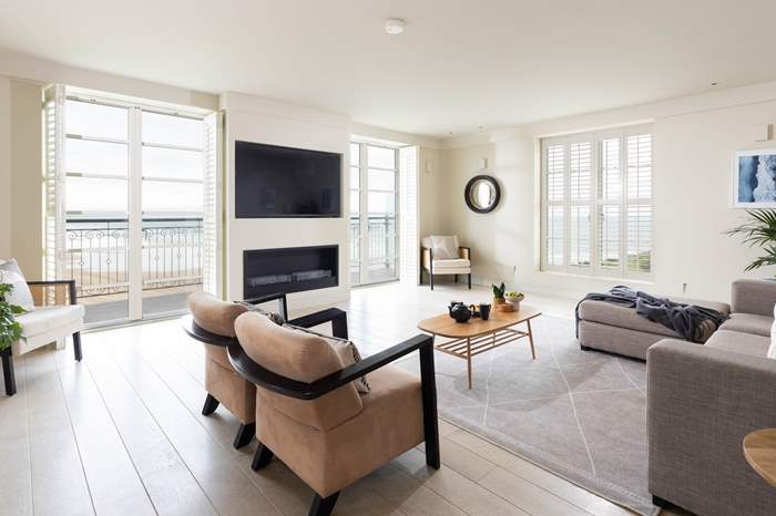 Bombora is a 3 bedroom, dog friendly apartment with sea views near Braunton, Devon.