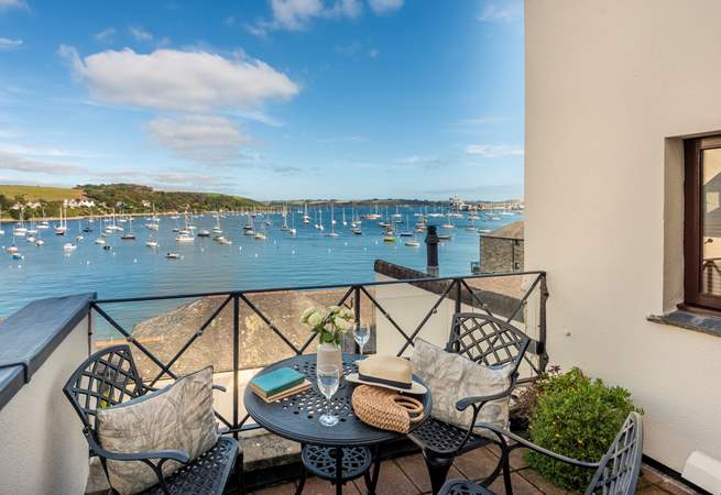 Sit back and relax in this stunning apartment with beautiful views.