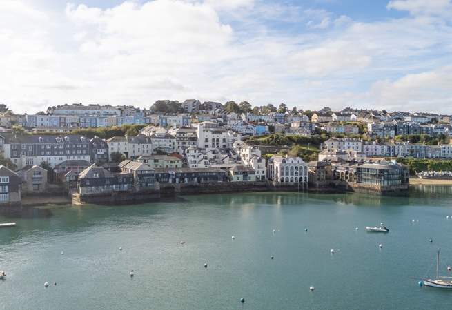 Aggetts Dawn is located in Packet Quays in Falmouth, in front of the development there is a small tidal beach. 