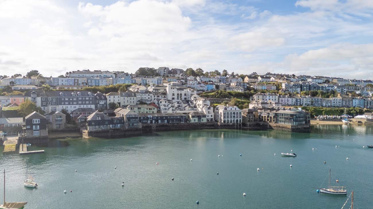 Aggetts Dawn is located in Packet Quays in Falmouth, in front of the development there is a tidal beach.