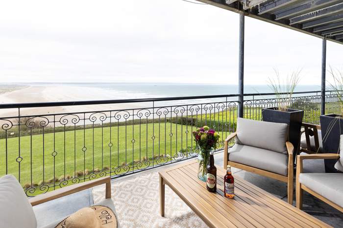 Thalassa is a 3 bedroom, dog friendly apartment with sea views near Braunton.