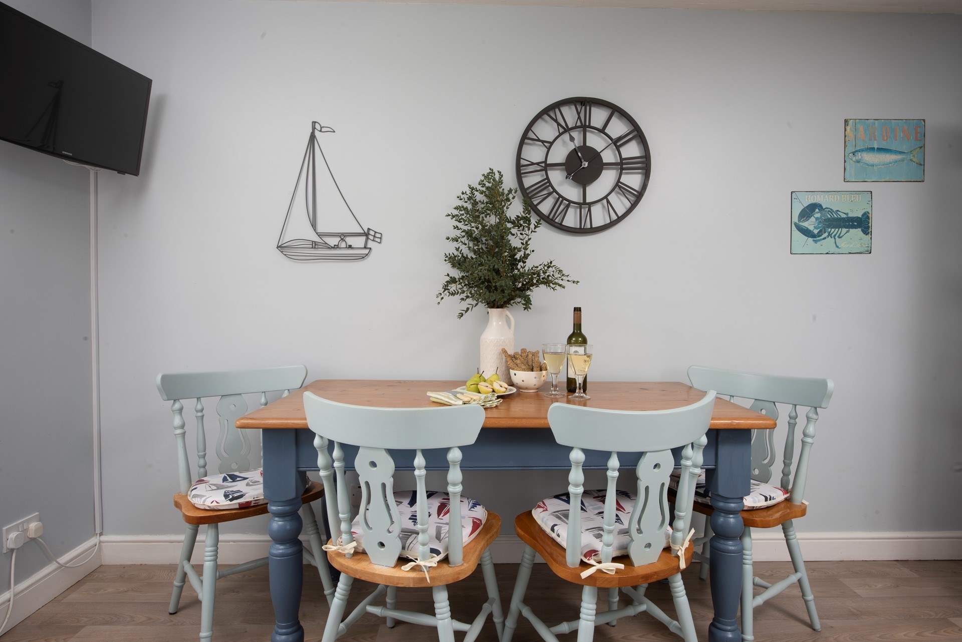 The sweet dining-table to relax around after a day exploring. 