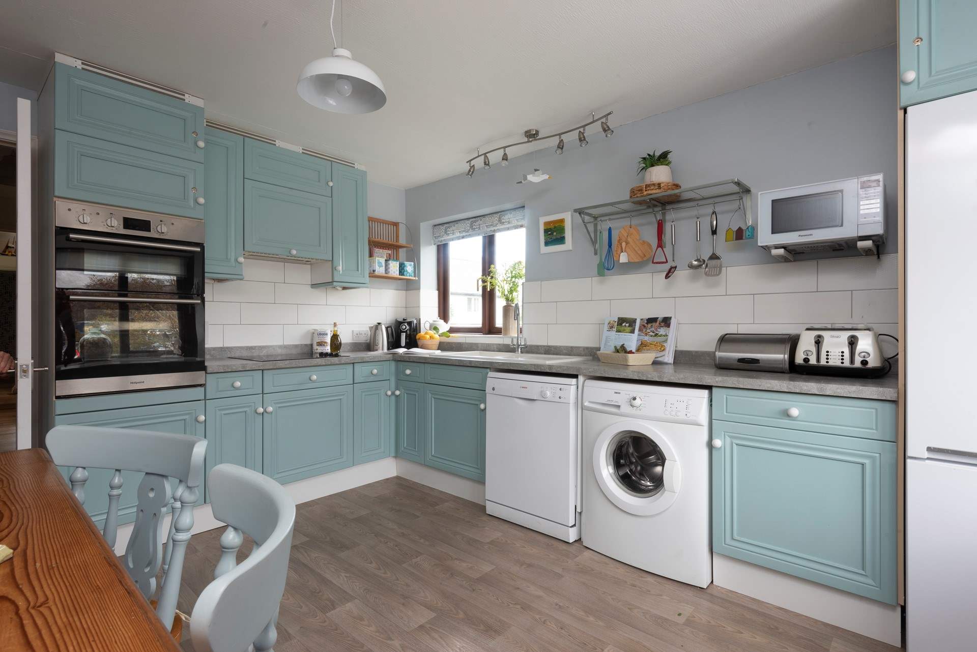 The well-equipped kitchen even has a coffee pod machine and an air fryer!