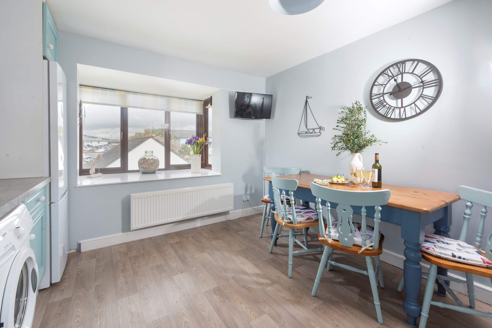 The large bay window in the kitchen/diner overlooks Falmouth. 