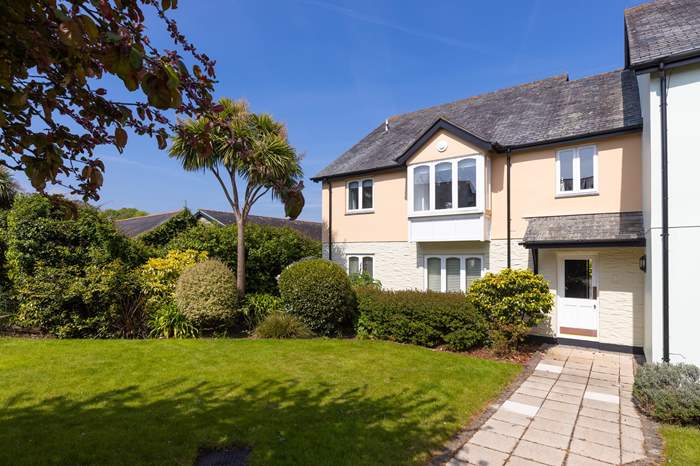 The Anchor is a 2 bedroom apartment near the beach in Falmouth, South Cornwall.
